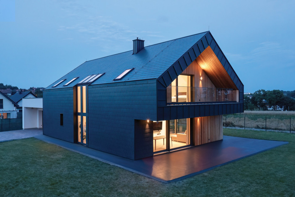 Ten dom jednorodzinny w Bibicach został wyposażony w stolarkę pionową FAKRO INNOVIEW