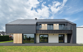 Nowoczesna willa pod Krakowem z przeszkleniami FAKRO INNOVIEW