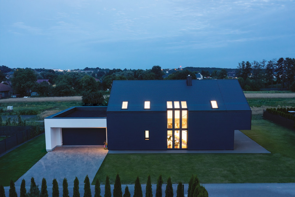 Ten dom jednorodzinny w Bibicach został wyposażony w stolarkę pionową FAKRO INNOVIEW