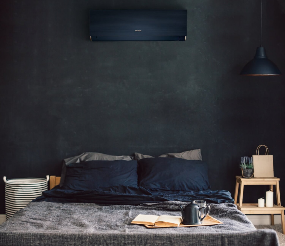 czarny elegancki klimatyzator w sypialni