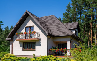 Jakie zalety skrywają blachodachówki panelowe oraz cięte na wymiar?