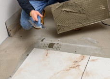 Ile kosztuje położenie płytek w 2025? Sprawdź ceny za m2 i nie daj się zaskoczyć glazurnikowi