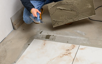 Ile kosztuje położenie płytek w 2025? Sprawdź ceny za m2 i nie daj się zaskoczyć glazurnikowi