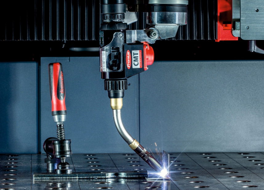 Siła innowacji – 20 lat technologii Cold Metal Transfer (CMT): Od momentu wprowadzenia w 2005 roku technologia CMT zmieniła świat spawania, wyznaczając nowe standardy w zakresie precyzji, stabilności oraz różnorodności zastosowań