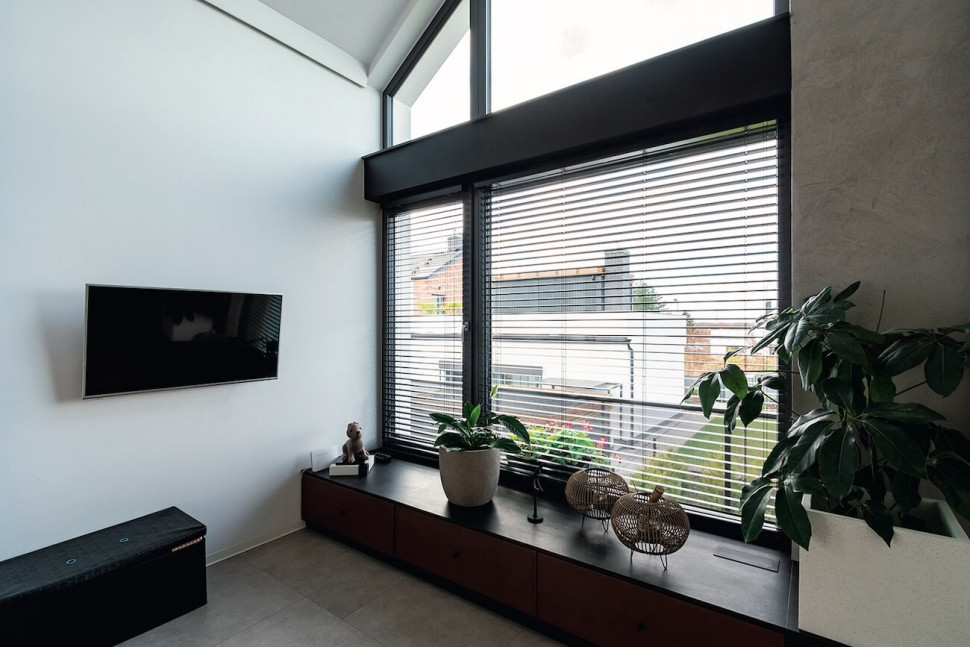 żaluzje wewnętrzne można zamontować w mieszkaniu w bloku, żeby wnętrze się nie nagrzewało kiedy na dworzu panuje upał