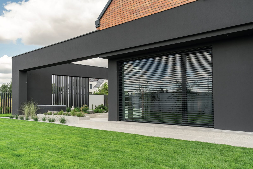 Żaluzje zewnętrzne sprawdzą się na oknach kiedy żar leje się z nieba 