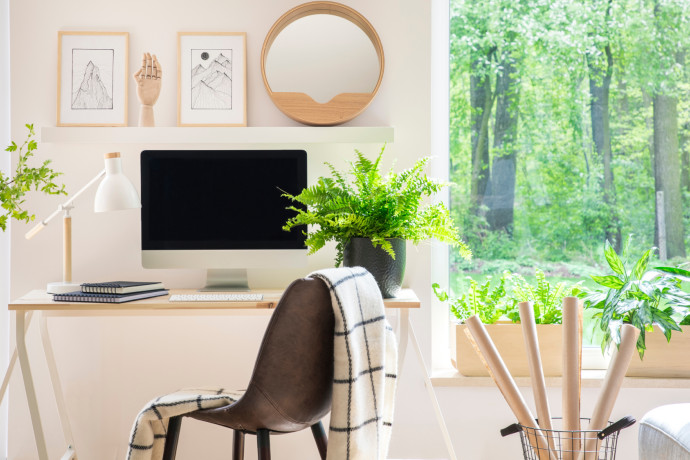 Jak ustawić biurko względem okna? Lepsza praca w home office
