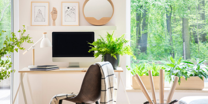 Jak ustawić biurko względem okna? Lepsza praca w home office