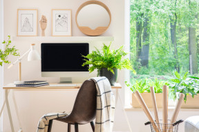 Jak ustawić biurko względem okna? Lepsza praca w home office