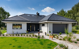 Jak dopasować pokrycie dachowe do lokalizacji i stylu budynku?