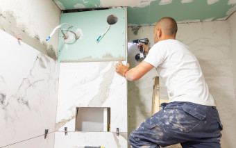 Koszt remontu łazienki 2025: ceny w górę! Tyle zapłacisz za łazienkę 3m2, 5m2 i więcej