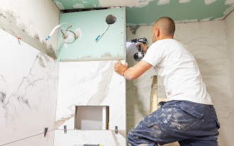 Koszt remontu łazienki 2025: ceny w górę! Tyle zapłacisz za łazienkę 3m2, 5m2 i więcej