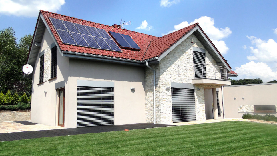 kolektory słoneczne wykorzystują słońce do grzania wody w domu