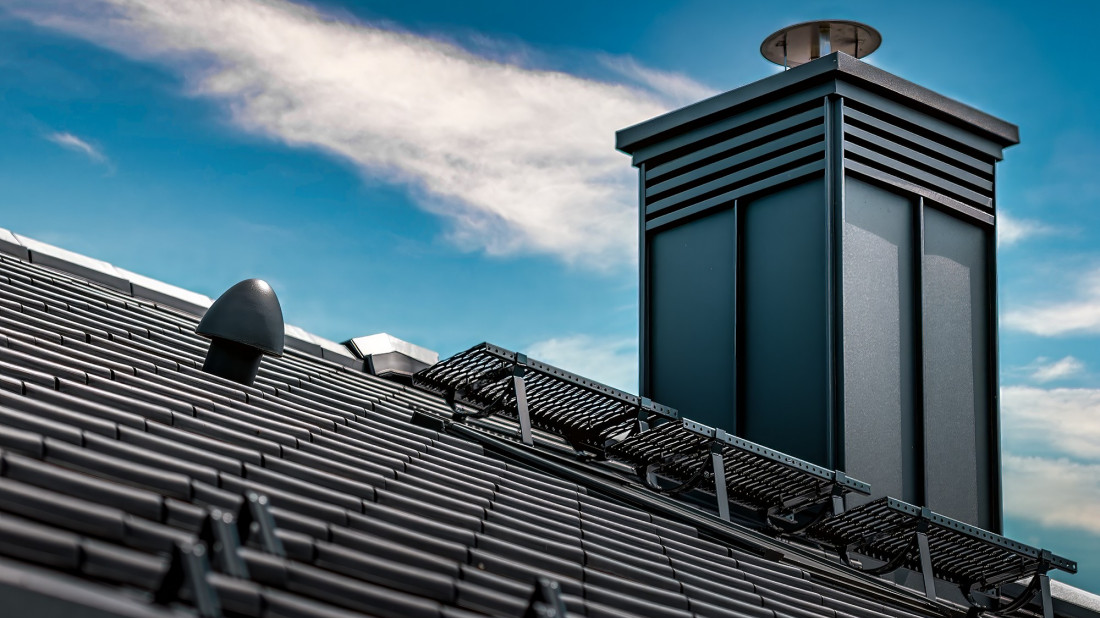 Jak bezpiecznie wejść na dach - system komunikacji dachowej dla dachówek ceramicznych CREATON Polska