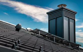 Jak bezpiecznie wejść na dach - system komunikacji dachowej dla dachówek ceramicznych CREATON Polska