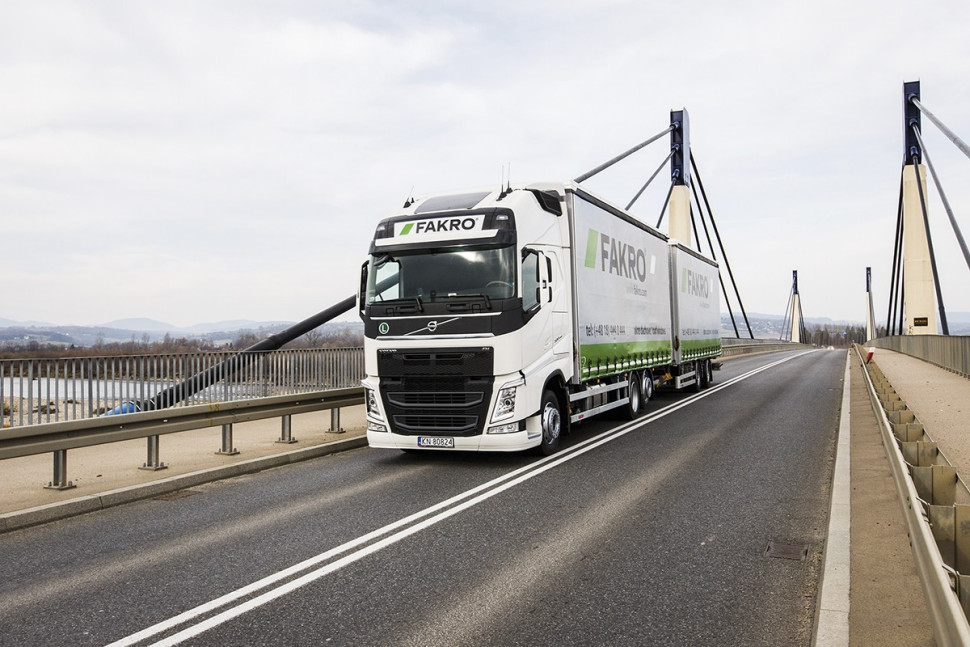 Optymalizacja transportu skraca trasy, zmniejsza emisję i zwiększa przewidywalność dostaw.