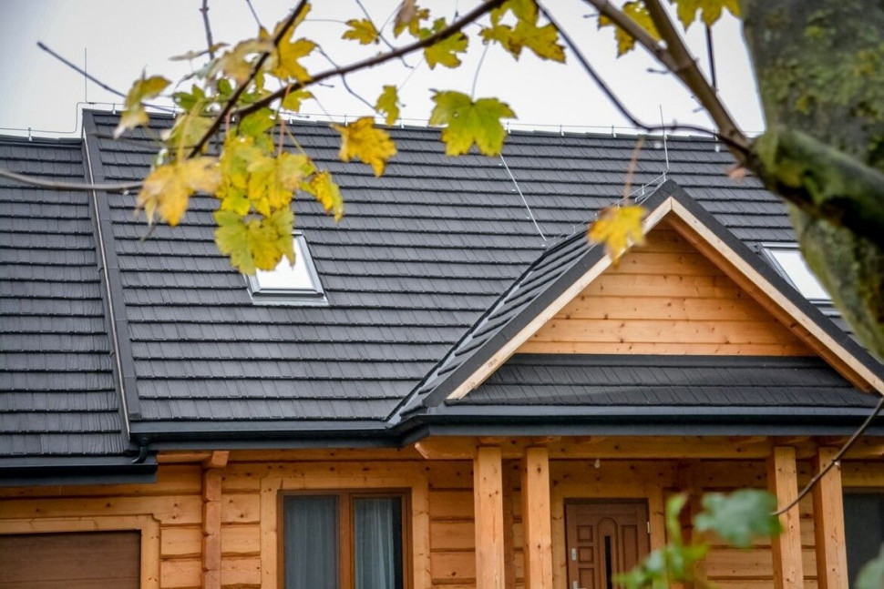 Ten dach pokryty blachą powlekaną kamieniem GERARD Corona jest gotowy na zimę