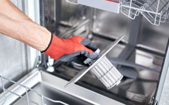Zmywarka śmierdzi i nie domywa po czyszczeniu? Większość zapomina o tym miejscu