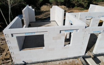 To nie mit! Te ściany nie potrzebują żadnego ocieplenia, by trzymać ciepło