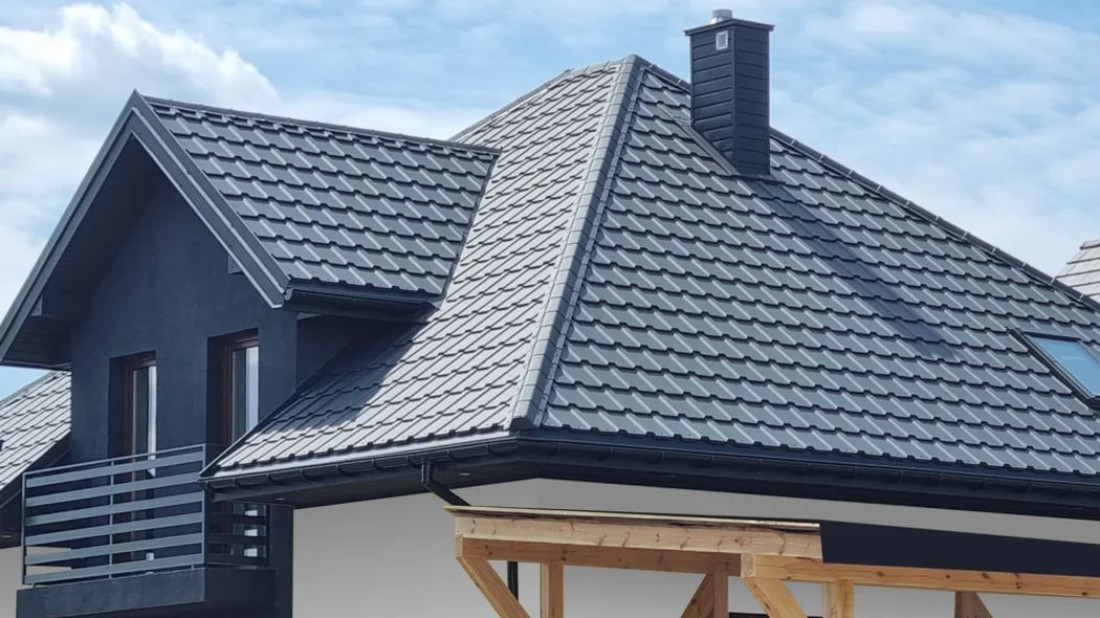 Blachodachówka na lata: kluczowe elementy przygotowania podłoża
