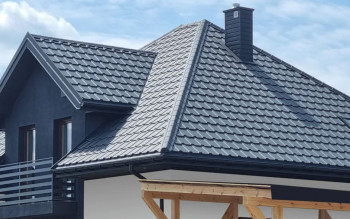 Blachodachówka na lata: kluczowe elementy przygotowania podłoża