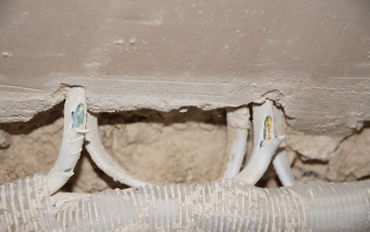 Tynkarze przecięli kable elektryczne! Kto ponosi koszty naprawy?