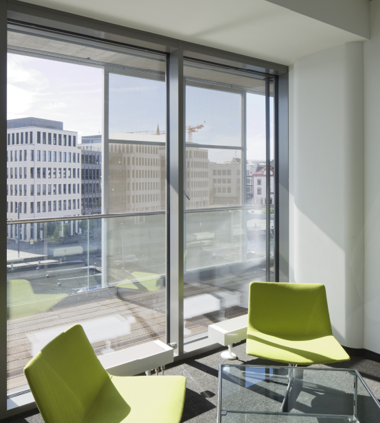 Fasada tekstylna Schüco FACID M jako ochrona prywatności i element kolorystyczny elewacji budynku