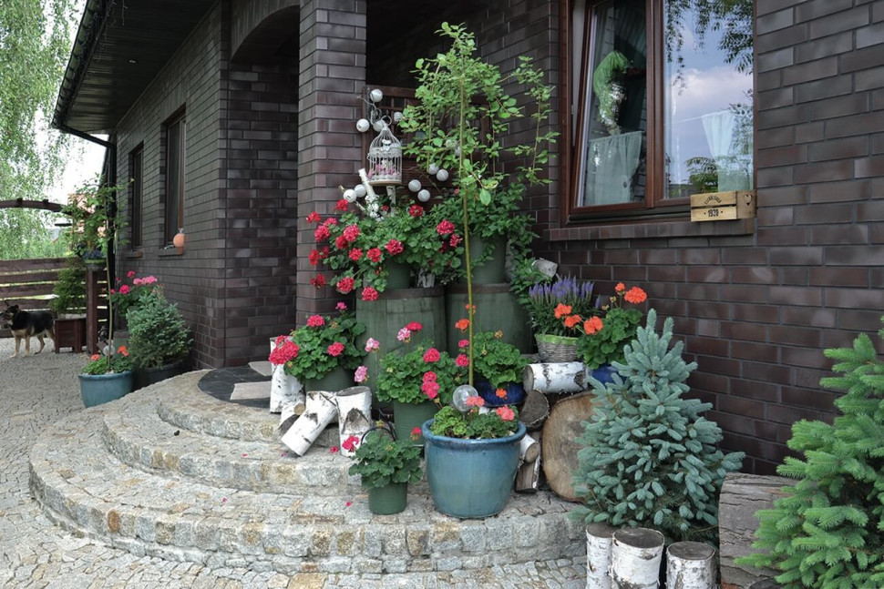 wymieniona nawierzchnia podjazdu i ścieżki z bruku klinkierowego