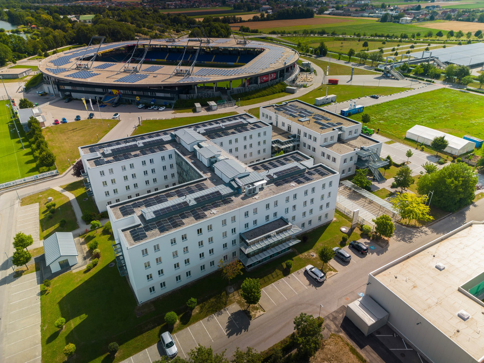 W internacie zainstalowano 226 markiz elektrycznych VMZ, które skutecznie redukują nagrzewanie wnętrz, zapewniając odpowiednią regenerację po intensywnych treningach.