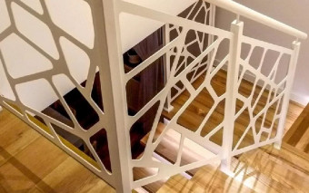 Balustrady szklane czy stalowe? Sprawdź, które lepiej pasują do Twojego domu i gdzie je zamontować