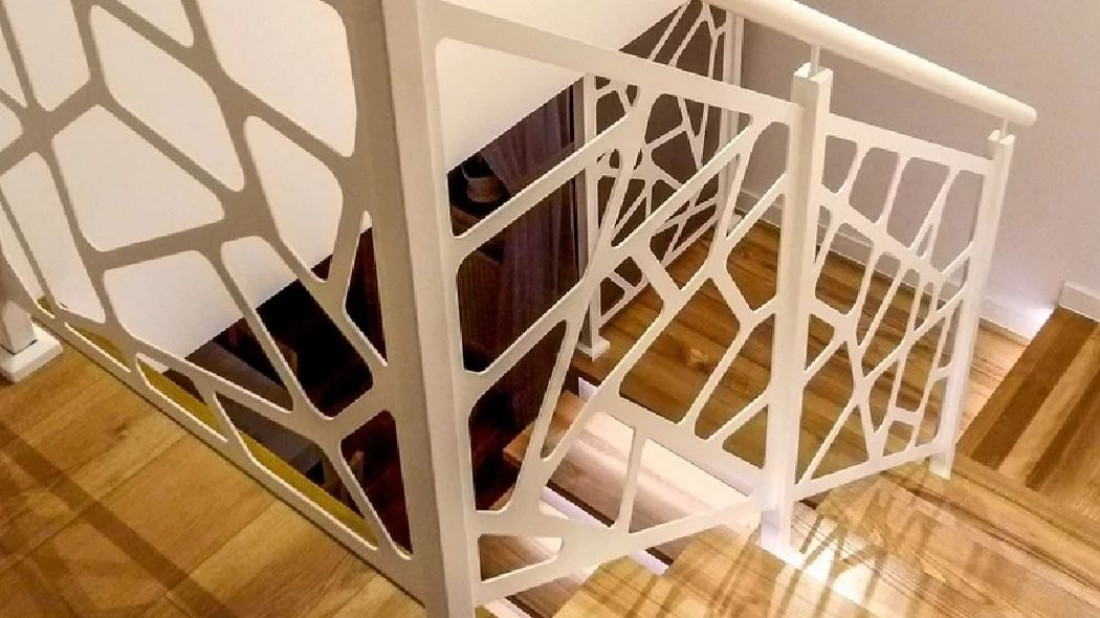 Balustrady szklane czy stalowe? Sprawdź, które lepiej pasują do Twojego domu i gdzie je zamontować