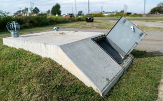 Jakie są kluczowe wymagania techniczne i konstrukcyjne dla awaryjnych schronów w Polsce?