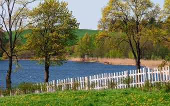 Samowola budowlana nad jeziorami kwitnie. Płoty rosną, a państwo bezradne