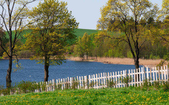 Samowola budowlana nad jeziorami kwitnie. Płoty rosną, a państwo bezradne