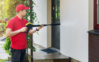 Myjesz elewację? Jeden błąd i zniszczysz tynk - tego nie rób!