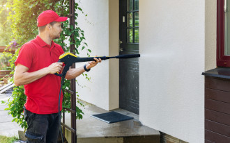 Myjesz elewację? Jeden błąd i zniszczysz tynk - tego nie rób!