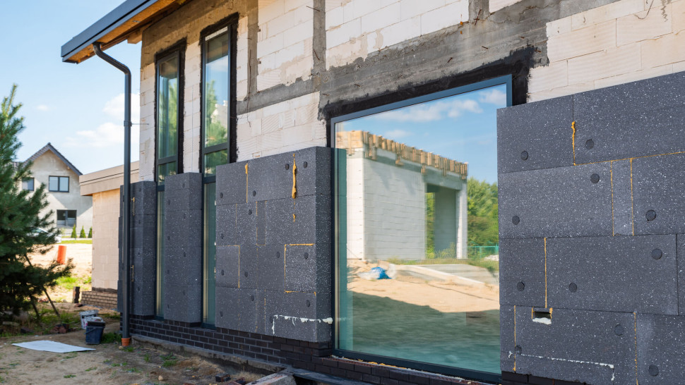 Właściwa izolacja ścian od zewnątrz to klucz do wyeliminowania mostków termicznych