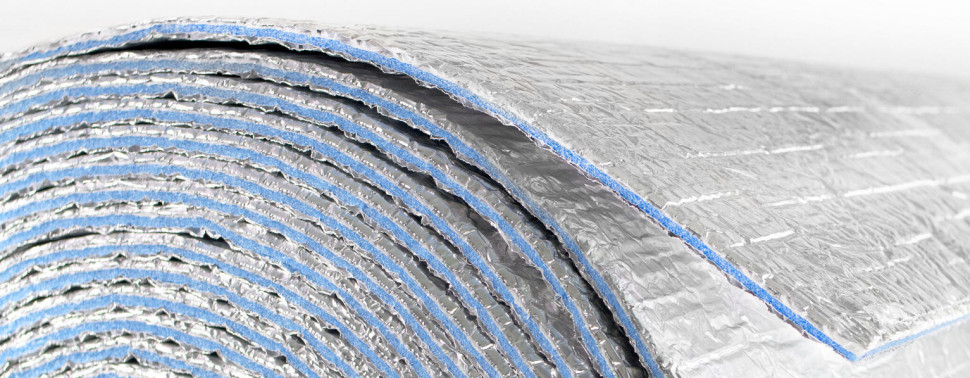 Aluthermo® Roofreflex – materiał, który nie tylko zatrzymuje ciepło zimą, ale też odbija je latem. 