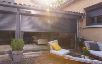 Inteligentny dom na lato. Jak smart home obniża rachunki i zapewnia komfort bez klimatyzacji?