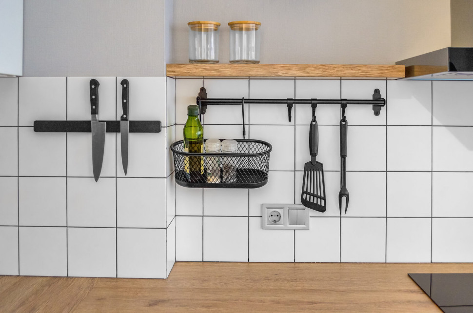 Ściana w kuchni z relingiem, koszykiem i magnetycznym uchwytem na noże