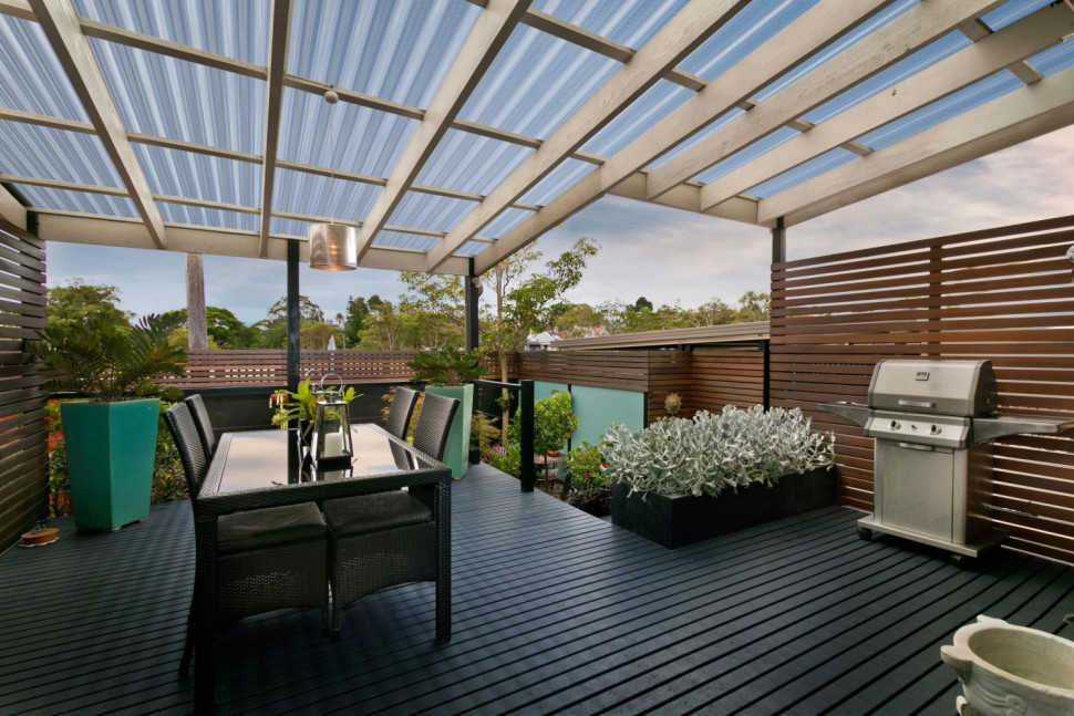 Powierzchnia płyty jest odporna na promieniowanie UV, nie matowieje i nie żółknie.