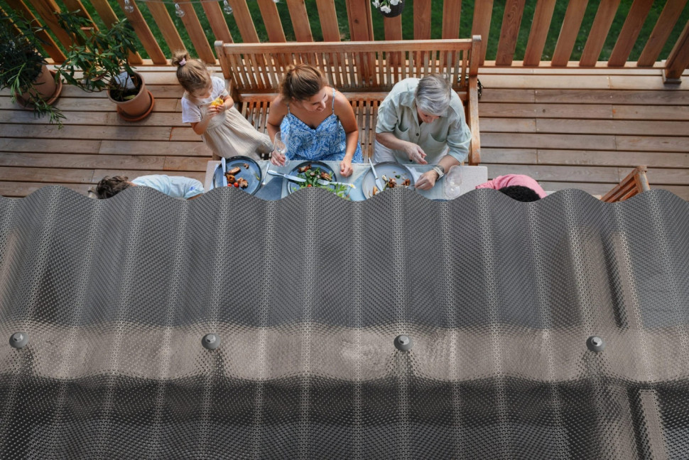 Dobry poliwęglan zachowuje swój kształt niezależnie od tego, czy mamy środek zimy, czy letni skwar. 