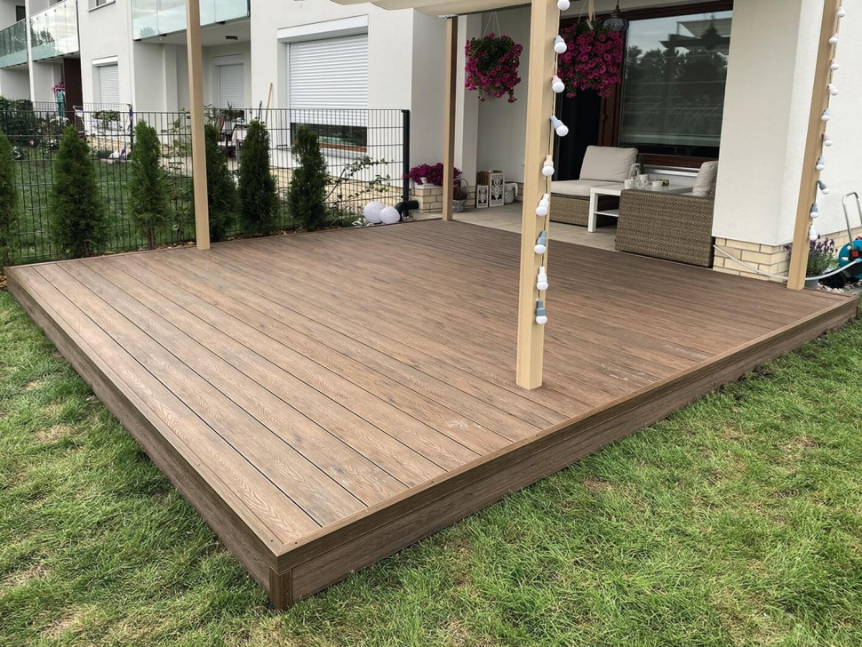 taras kompozytowy w mieszkaniu na parterze