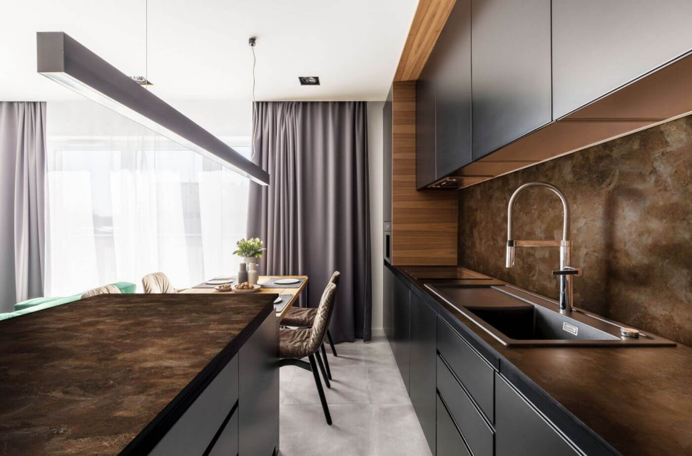 Czarny i miedziany blat w kuchni
