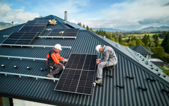 Jak prezentują się panele fotowoltaiczne na dachu z blachy trapezowej?
