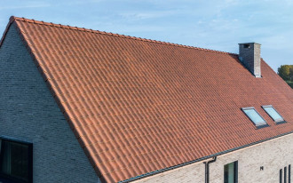 Jakie są przewagi dachówki ceramicznej nad innymi pokryciami?