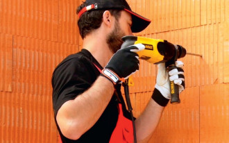 Jak prawidłowo montować elementy w ścianach z cegły ceramicznej?