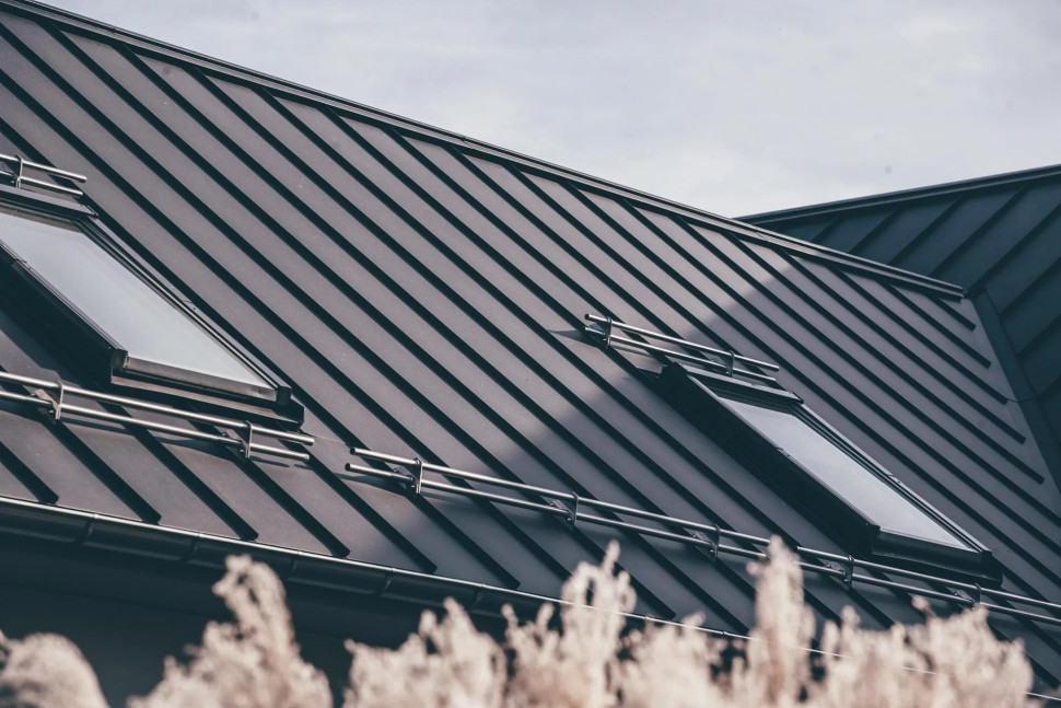 Blachodachówka Ruukki Classic M z zestawem przeciwśniegowej ochrony rurowej stosowanym do pokryć na rąbek stojący