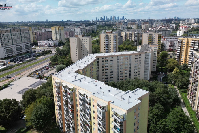 Koniec przecieków w bloku na Gocławiu. Płynna membrana Hyperdesmo to rewolucja w renowacji dachów