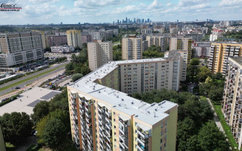 Koniec przecieków w bloku na Gocławiu. Płynna membrana Hyperdesmo to rewolucja w renowacji dachów